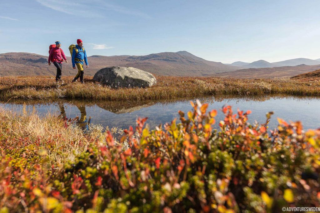 Vandrare vid sjö längs Jämtlandstriangeln | Foto: Niclas Vestefjell