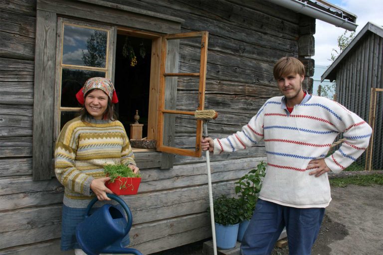 Elias Hall and Jennie Wadman outside "Gröna vågen-torpet, 2012. Photo: Jamtli