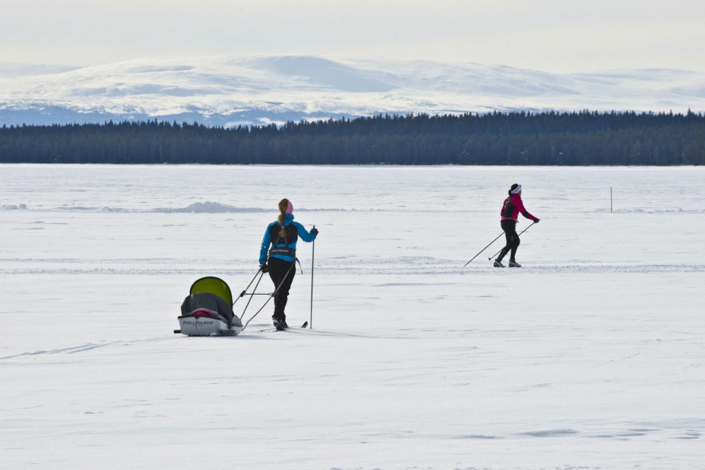Cross country skiing on lake Storsjön in Östersund. Photo: Roger Strandberg