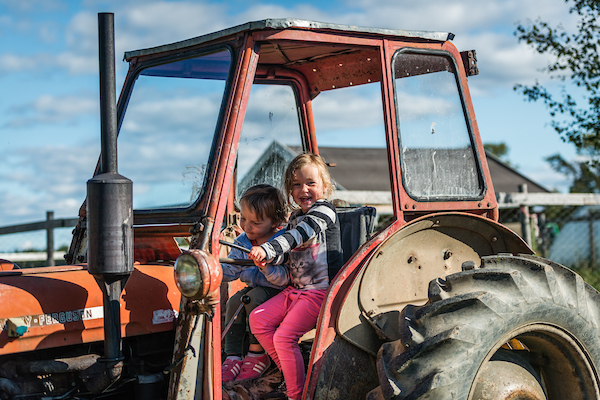 Barn i traktor skördefest Johannes Poignant