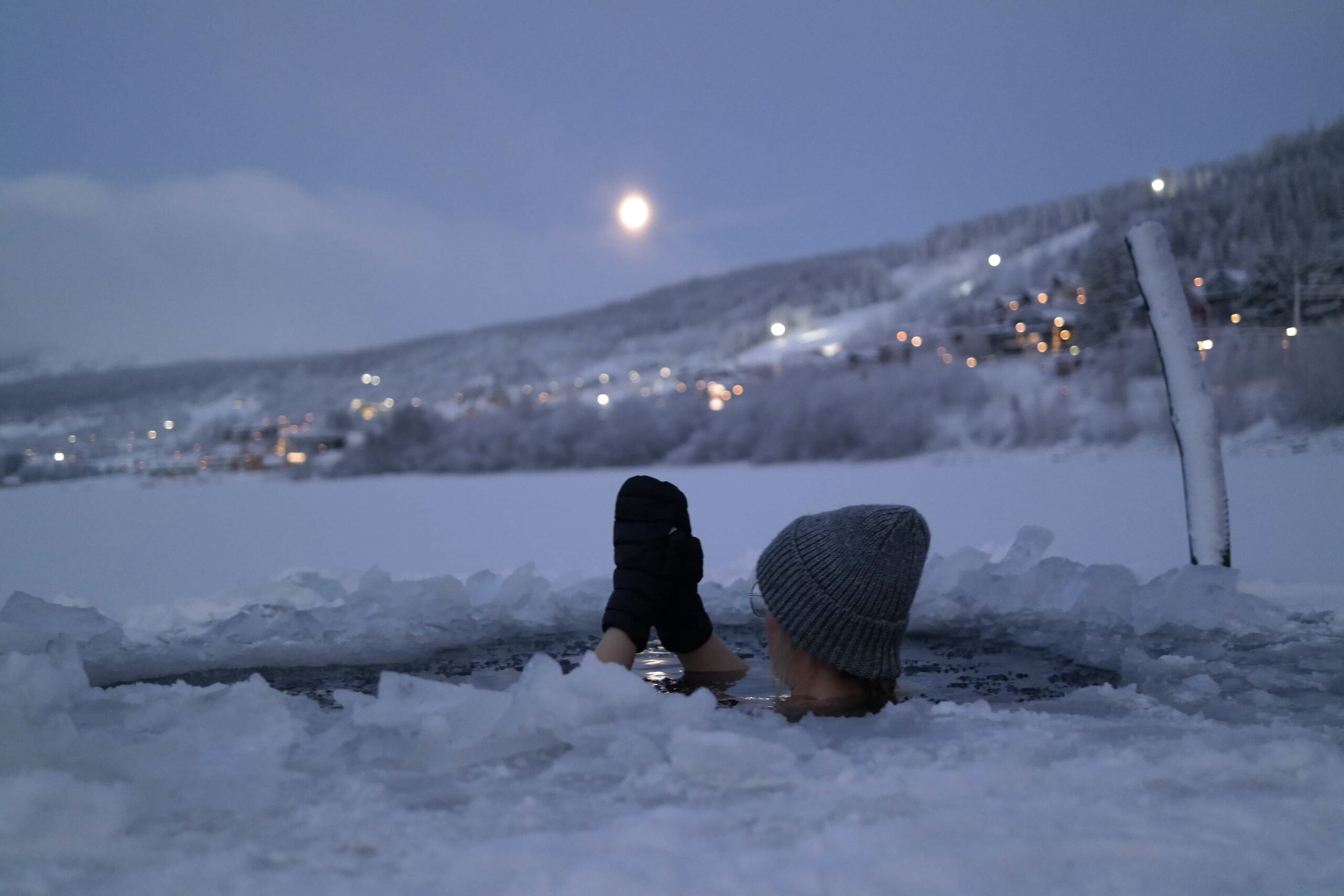 Moonlight winter swim Sami Vaihoja