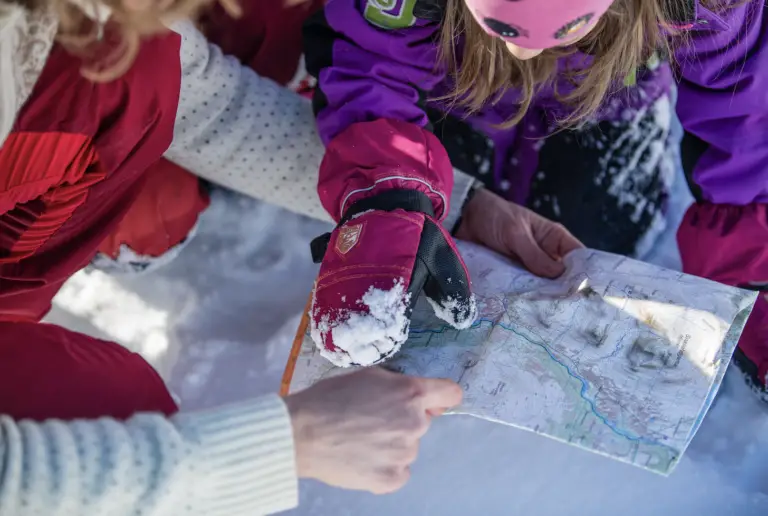Barn läser karta STF Storulvån