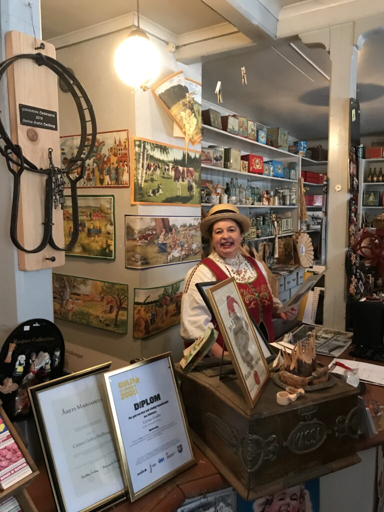 Gamla lanthandeln i Krokom - en gammaldags butik där ägaren ibland brister ut i sång. Foto: Anne Adsten