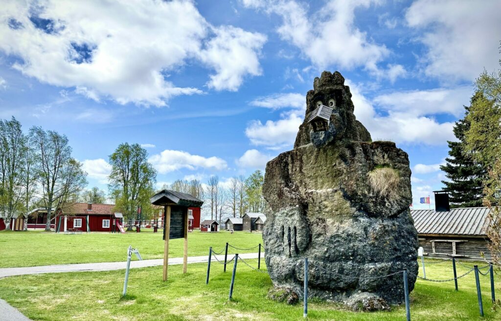 At the homestead farm in Strömsund, there is Jorm the Giant with a small house on his nose. Photo: Anne Adsten