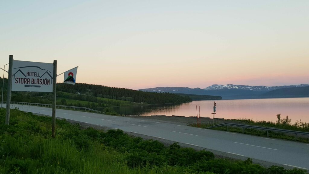 Evening light in Stora Blåsjön Wilderness road