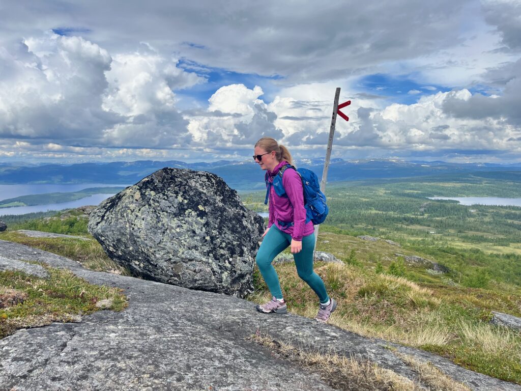 Andreas colleague Mia hiking Klumplidklumpen. Photo: Andreas Edholm.