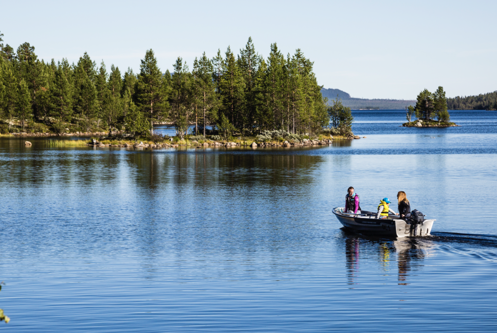 Hyr en båt och gör en tur ut på Lofssjön. Foto: Destination Lofsdalen