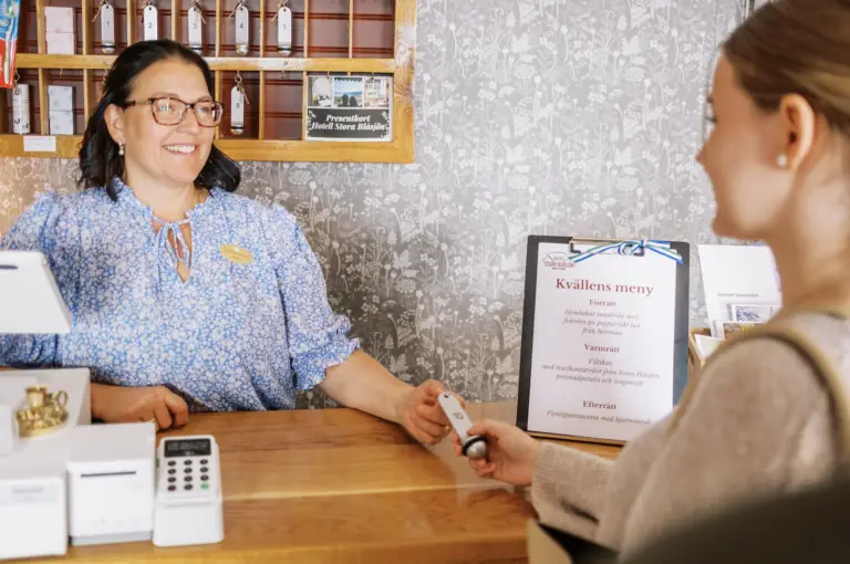 Ett varmt välkomnande i receptionen hos Hotell Stora Blåsjön. Foto: Darren Hamlin