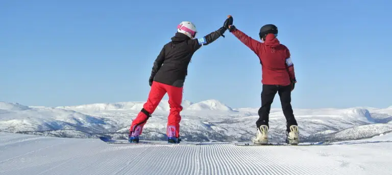 High five snowboard vinter Blåsjöns fjällanläggning