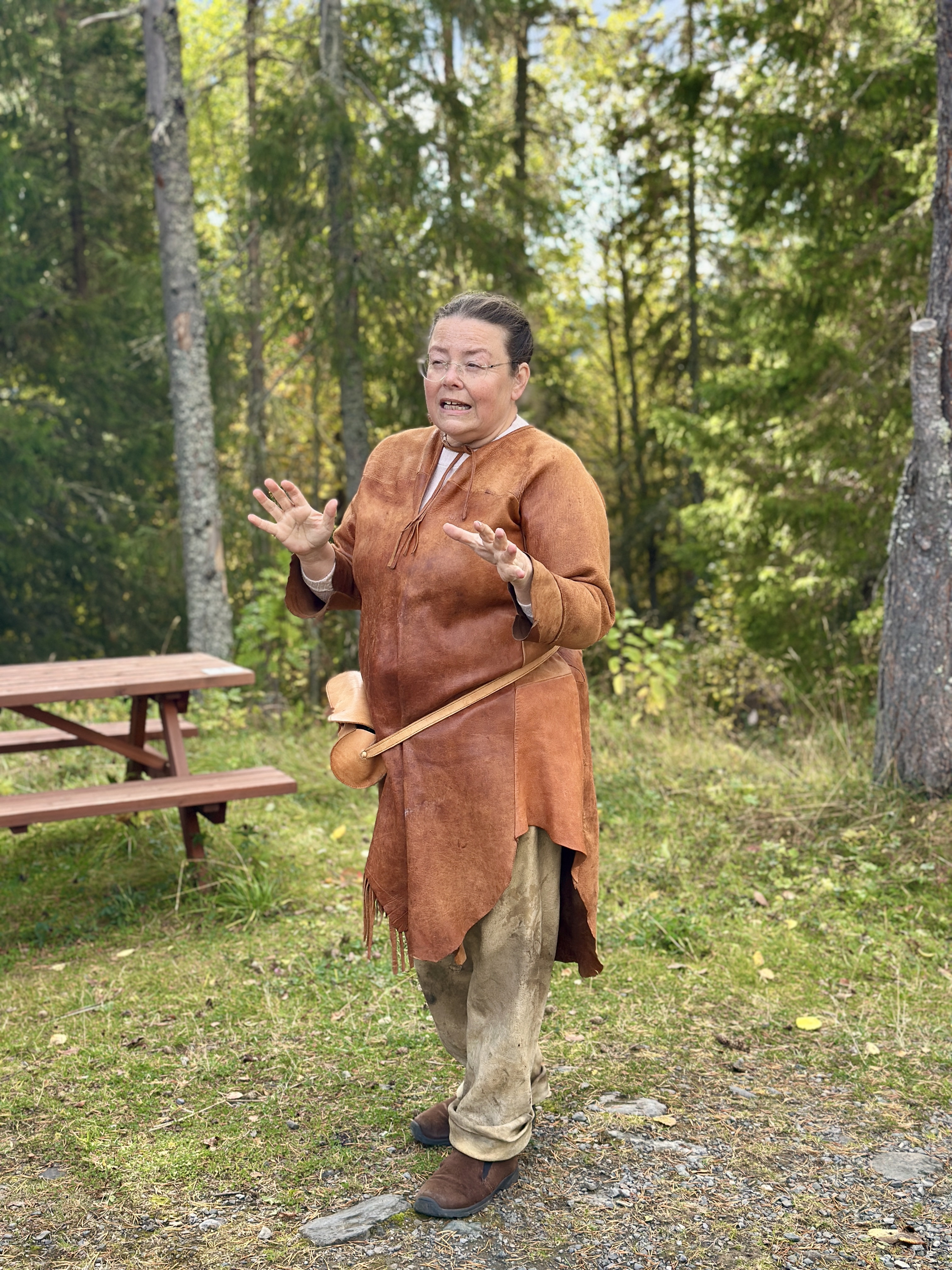 Lena guidar vid Glösa hällristningar. Foto: Anne Adsten