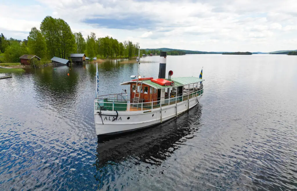 Alma af Stafvre ångbåt Bräcke SUP padling in destination Bräcke. Photo: Goran Strand - astrofotografen.se
