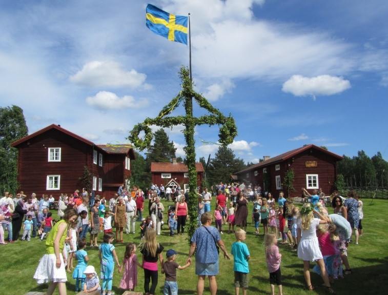 Midsummer at Ytterhogdal homestead farm Photo Lennart Hamnered
